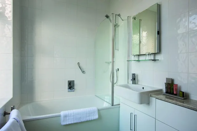غرفة بسريرين منفصلين بإطلالة على البحر، Hydro Hotel 10/10