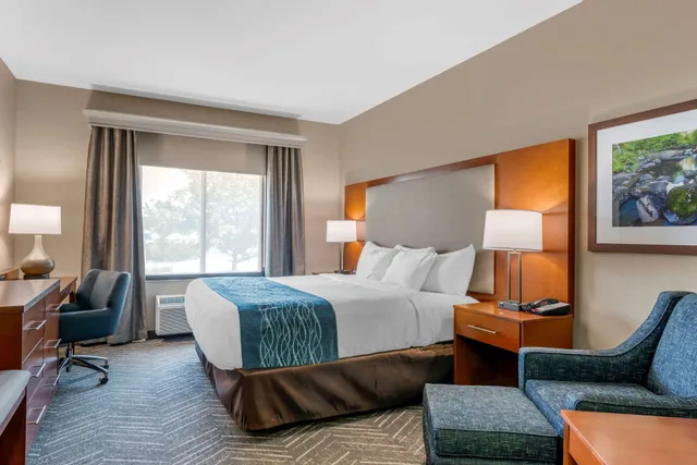جناح بسرير كينج بحوض جاكوزي، Comfort Inn and Suites Mountain Iron And Virginia 1/6