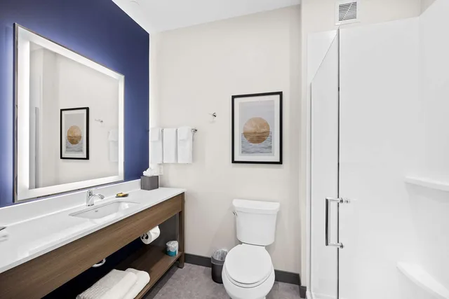 Room, 2 Queen Beds, Best Western Plus Marquette Hotel and Suites 2/2