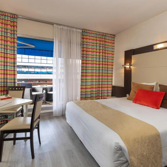 غرفة بسرير مزدوج أو سريرين منفصلين بشرفة، Originals, Hotel Galaxie, Nice Aeroport, CAP 3000 4/8