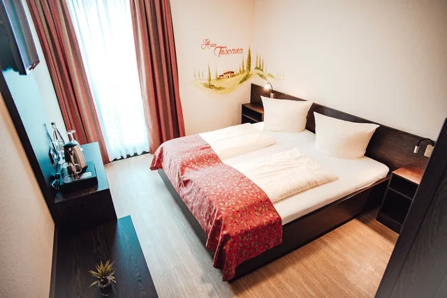 غرفة بسرير كوين بشرفة، Hotel La Toscana Nahe Europapark 1/2