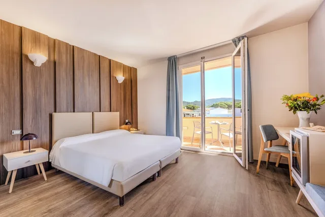 غرفة سوبيريور بسرير مزدوج بشرفة بإطلالة جزئية على البحر، Hotel Riva Del Sole 2/3
