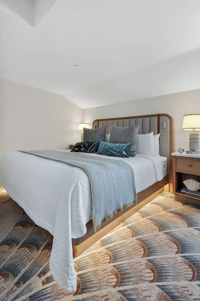 Deluxe, Queen Bed, Resident View, Garden Area، Saybrook Point Inn, Marina & Spa 1/2