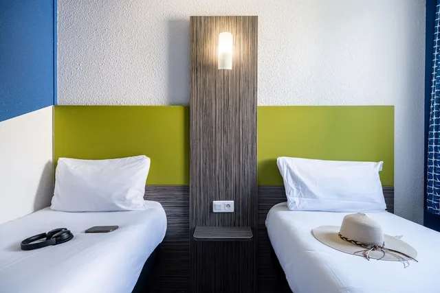 Pop, Twin Beds, greet Chartres Est 1/2