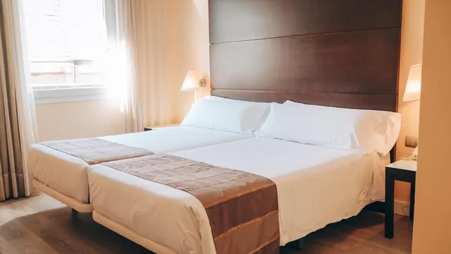 غرفة بسريرين منفصلين مع سرير إضافي، Hotel Vertice Aljarafe 1/10