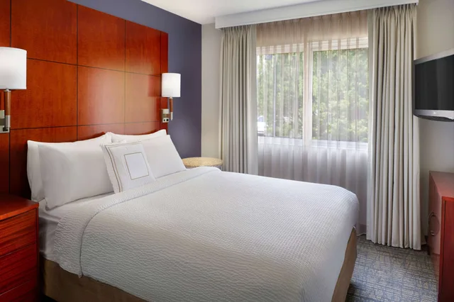 1 Bedroom, Suite, Queen Bed, Sofa, Accessible, Sonesta Es Suites Atlanta Alpharetta Windward 1/2