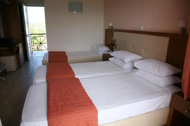 غرفة ثلاثية بإطلالة على الحديقة، Palatino Hotel 3/7