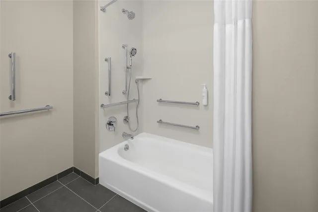 غرفة بسرير كينج بحوض استحمام لذوي الإعاقة، Hampton Inn & Suites by Hilton Long Island Farmingdale 2/2