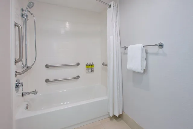 Standard, 2 Queen Beds, Holiday Inn Express Fairfax - Arlington Boulevard 3/5