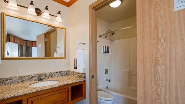 غرفة بسرير كوين بإطلالة على الجبل، Edgewater Hotel Seward 2/2
