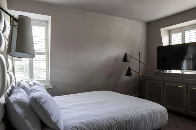 غرفة بسرير كوين، Henrietta House 1/10
