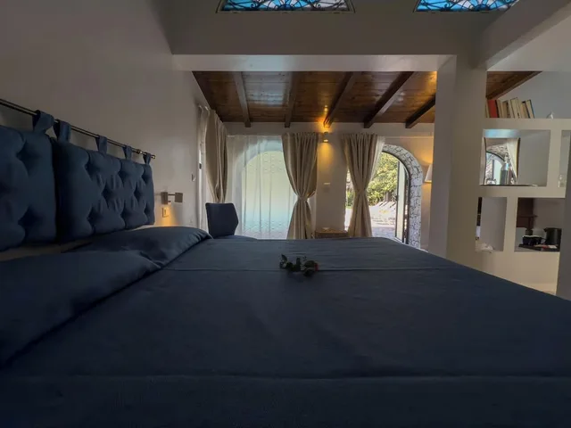 غرفة بسرير مزدوج بإطلالة على المسبح، La Villa 4/10