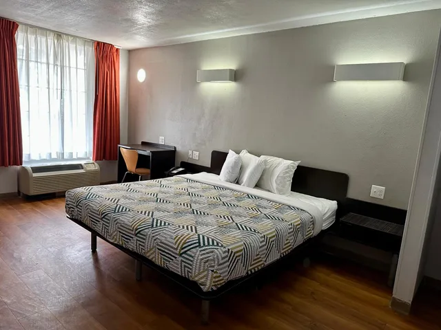1 King Bed - Mobility Accessible Tub, Nsmk، Motel6 West Monroe, LA 3/10