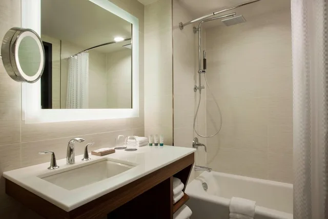 غرفة ديلوكس بسريرين كوين، The Westin Milwaukee 2/2