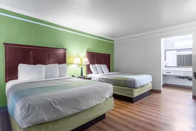 غرفة بسريرين كوين للمدخنين، Motel6 Kingsburg, CA 3/6