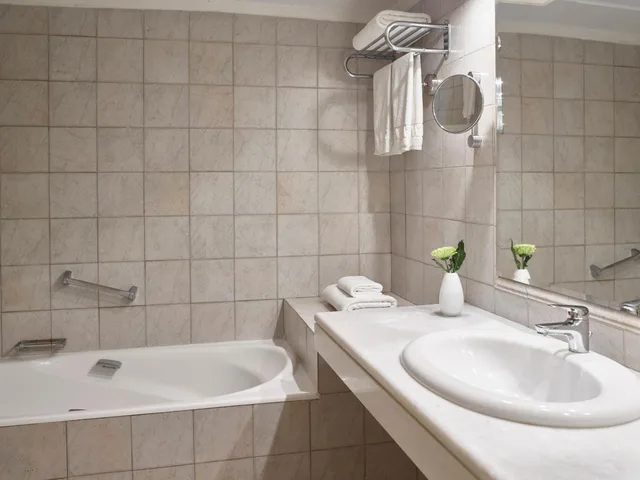 بنغل، Amus Hotel and Spa 2/2