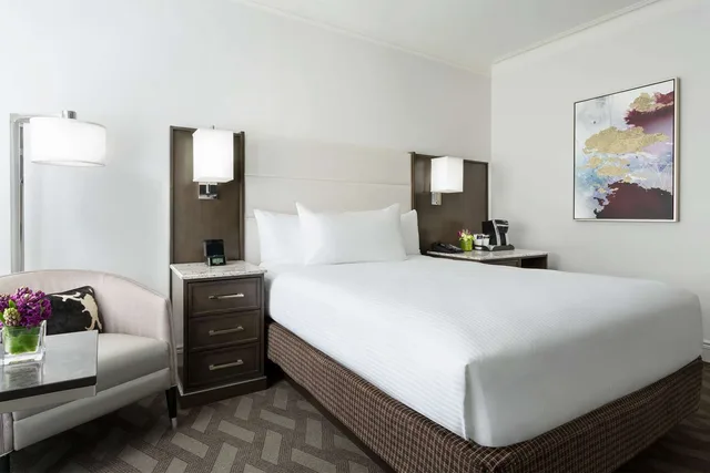 غرفة بسرير مزدوج بحوض استحمام لذوي الإعاقة، Hilton Boston Park Plaza 2/4