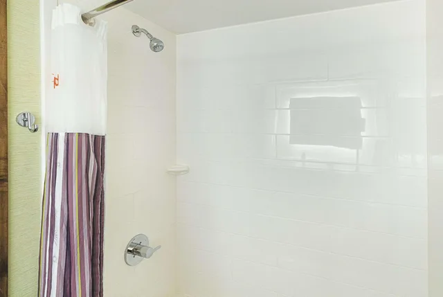 غرفة تنفيذية بسرير كينج مع أريكة، La Quinta Inn & Suites by Wyndham Orange County Airport 5/5