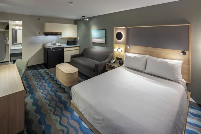 غرفة بسرير كينج بمطبخ صغير، Accent Inns Victoria 1/3