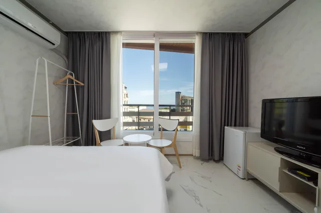 غرفة بسرير مزدوج بشرفة للمدخنين، Lighthouse Beach Motel 1/1