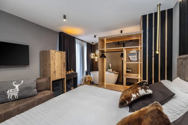 غرفة فاخرة ثلاثية بسرير مزدوج بشرفة بغرفة نوم واحدة مع أريكة، Hotel Folgarida 2/5