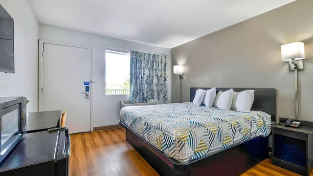 غرفة قياسية بسرير كينج، Motel6 Gallup, NM 1/8