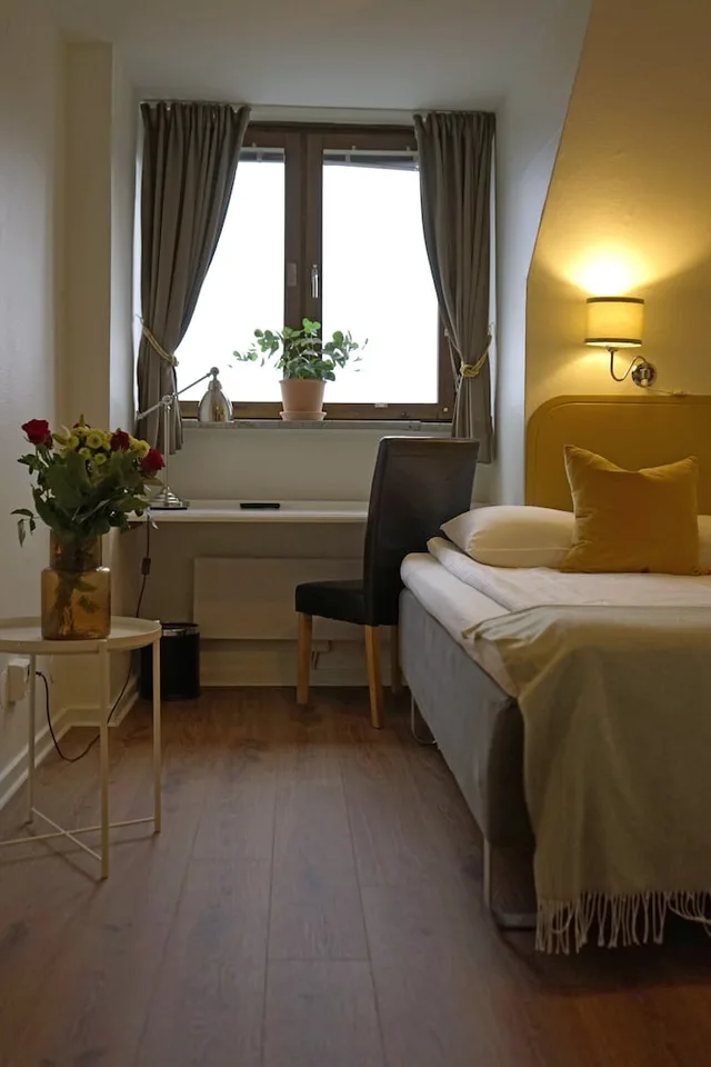 غرفة بسرير مزدوج مفردة بسرير فردي، Hotell Lysekil 8/10