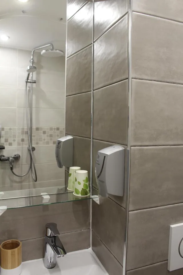 غرفة ثلاثية، Hotel La Bonne Etape 5/8