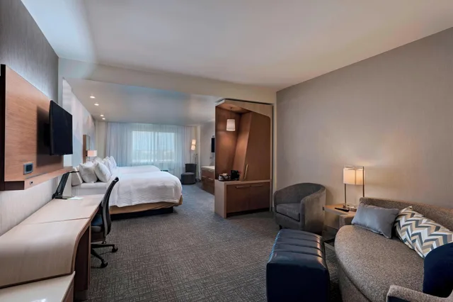 غرفة بسرير كينج مع أريكة، Courtyard Houston Sugar Land Lake Pointe 2/3