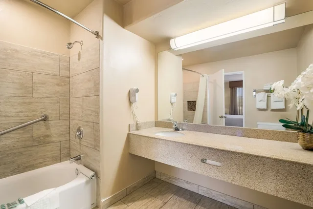 غرفة قياسية كبيرة بسرير كينج مع أريكة، Best Western Escondido Hotel 4/5