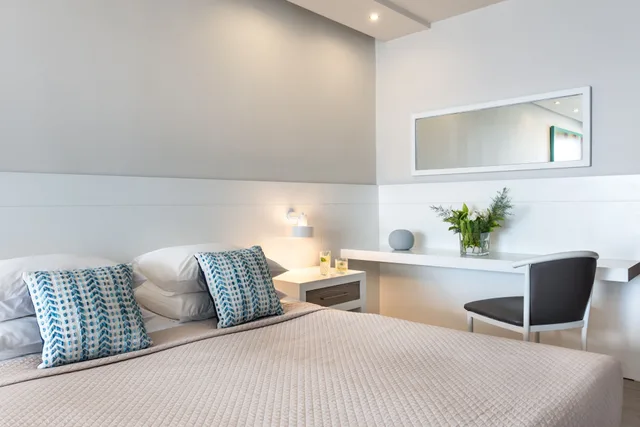 غرفة عائلية بسرير كوين وسريرين منفصلين بإطلالة على البحر، Kassandra Bay Resort, Suites and Spa 6/10