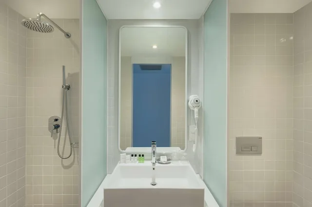 غرفة ديلوكس بسرير كينج بإطلالة على النهر، Golden Tulip Design Tbilisi 8/10