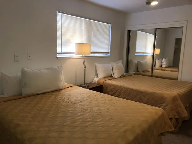 شقة بسريرين كوين بغرفة نوم واحدة مع أريكة بمطبخ، Cedar Inn & Suites 1/1