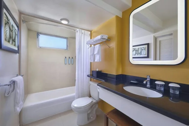 غرفة ديلوكس بسرير كوين بشرفة، Courtyard By Marriott Waikiki Beach 5/7