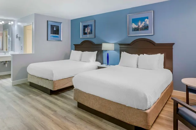 غرفة بسريرين كوين بحوض استحمام لذوي الإعاقة، Best Western Space Age Lodge 2/3