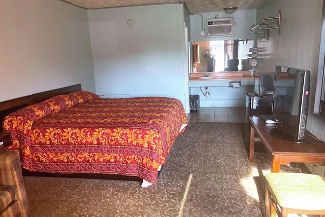 غرفة بسرير كينج للمدخنين، Gray Plaza Motel Benton Rend Lake I-57 5/10