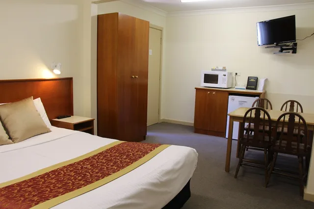 غرفة عائلية بسرير كوين وسريرين منفصلين، PIONEER WAY MOTEL 1/6