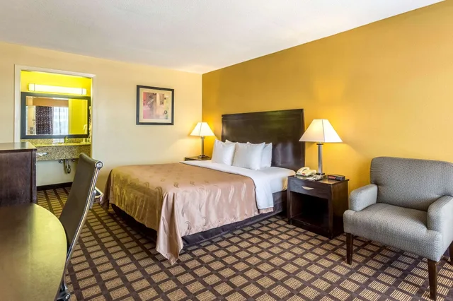 غرفة قياسية بسرير كينج للمدخنين، Quality Inn and Suites Baton Rouge West Port Allen 3/9