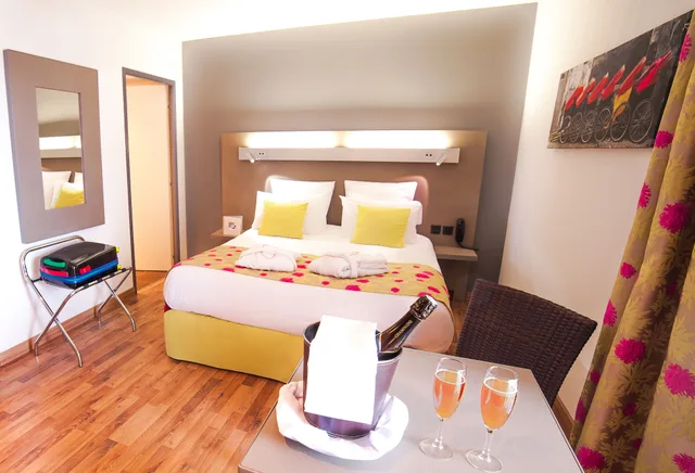 جناح جونيور بسرير كوين مع أريكة، Hotel Les Domes - Perpignan Sud by Hosteletour 2/4