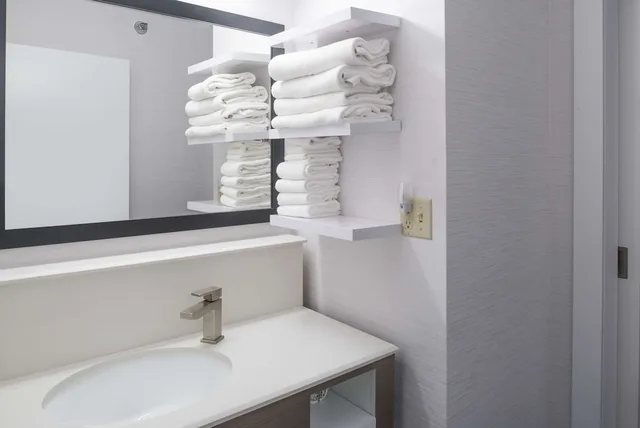 غرفة بسرير كينج مع أريكة بحوض جاكوزي، Hampton Inn North Sioux City 3/6
