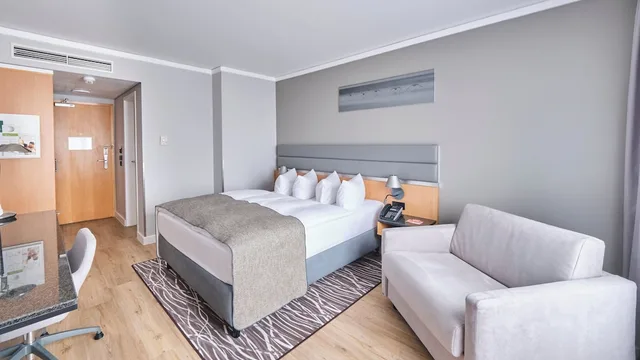غرفة قياسية بسرير كوين مع أريكة، Holiday Inn Berlin Airport Conference Centre Formerly Holiday Inn Berlin International Airport 3/10