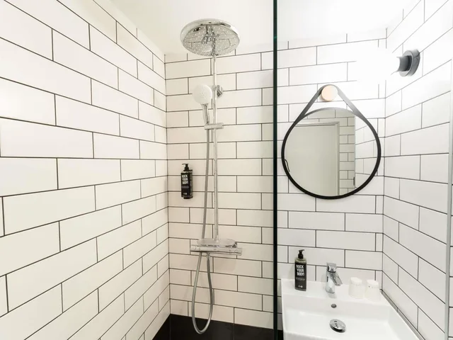 غرفة متصلة بسرير مزدوج وسريرين منفصلين، Kyriad Paris Nord Porte de Saint Ouen Formely Alliance Hotel Paris Porte de Saint Ouen 20/20