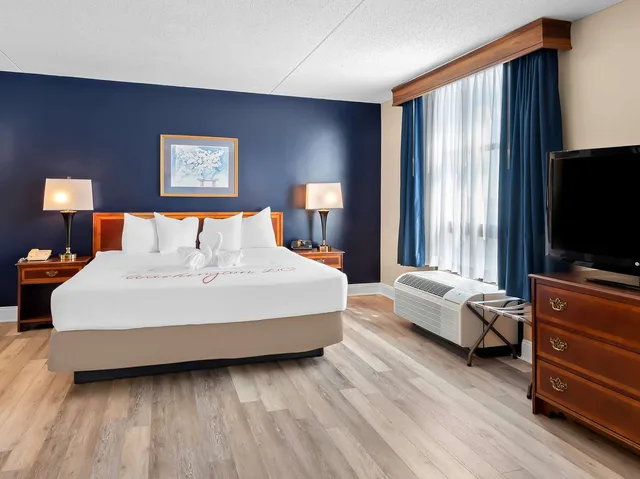 Room, King Bed, Executive Level, Sofa، Best Western Potomac Mills 1/3
