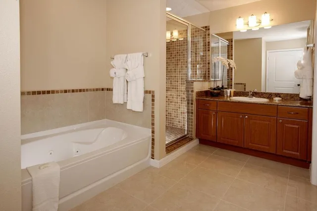 جناح بسرير كينج بغرفة نوم واحدة مع أريكة، The Point Hotel & Suites 4/4