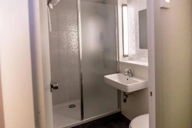غرفة قياسية بسرير كوين، Hotel inn Design Laval ex Campanile 3/3
