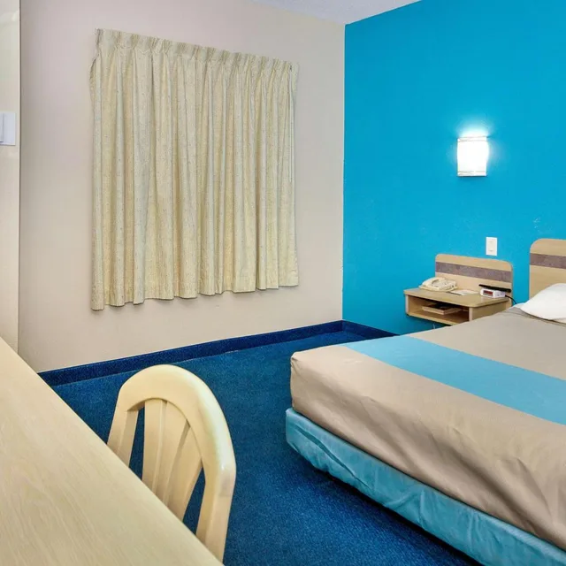 1 Queen Bed - ADA/RI Shower/Non-Smoking، Motel6 Peterborough, ON 4/7