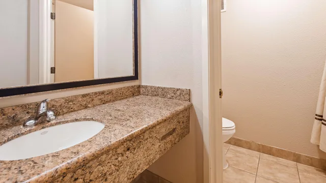 غرفة بسرير كينج مع أريكة، Best Western Plus Las Vegas West 4/5