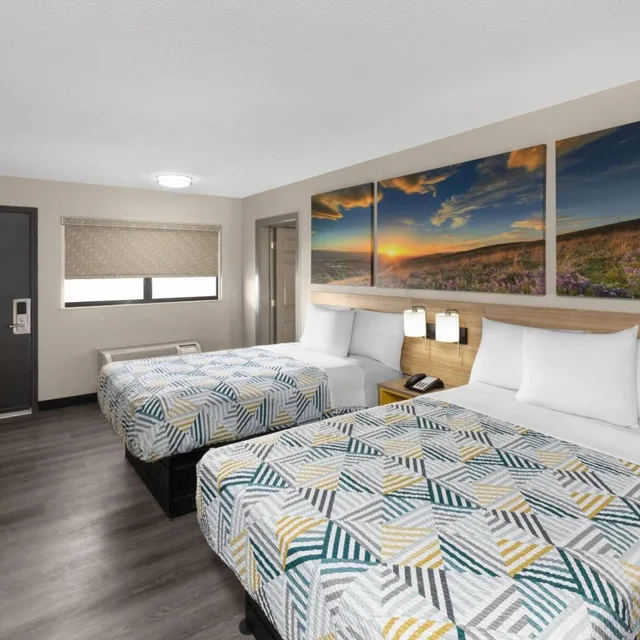 جناح بسرير كينج وسريرين مزدوجين بغرفتي نوم، Days Inn by Wyndham Kansas City Northeast 5/9