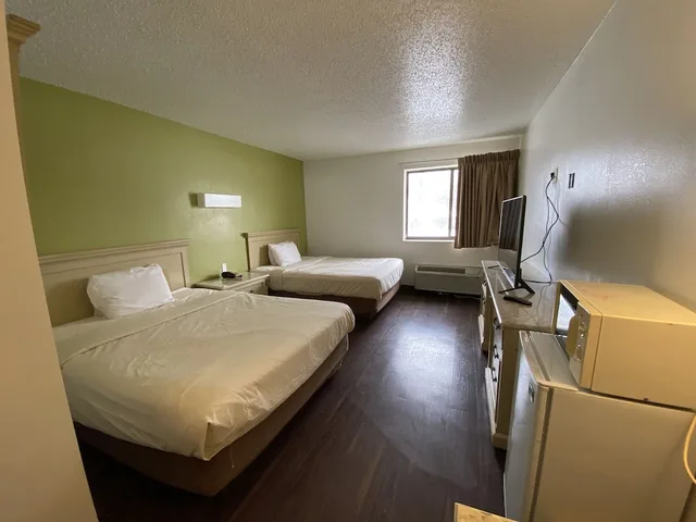غرفة قياسية بسريرين كوين، Travelodge Cleveland/Willoughby 5/9