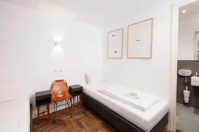 Downstairs, Blue, Basic, House, Quadruple، Hotel Not Hotel 3/4